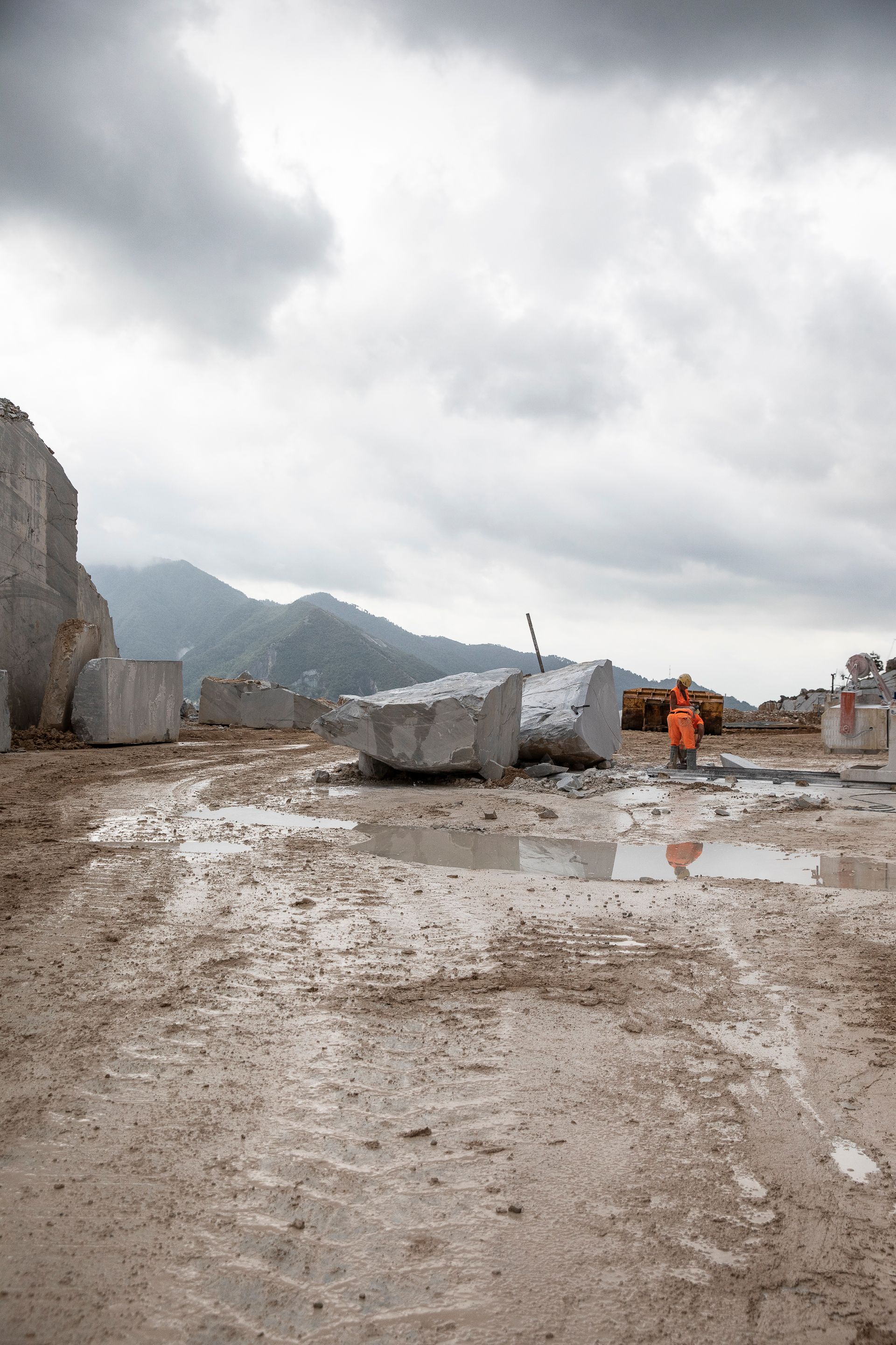 Visit to Carrara marble quarry, Tuscany, choice of materials and slabs. Officina Magisafi architecture design - marble mining