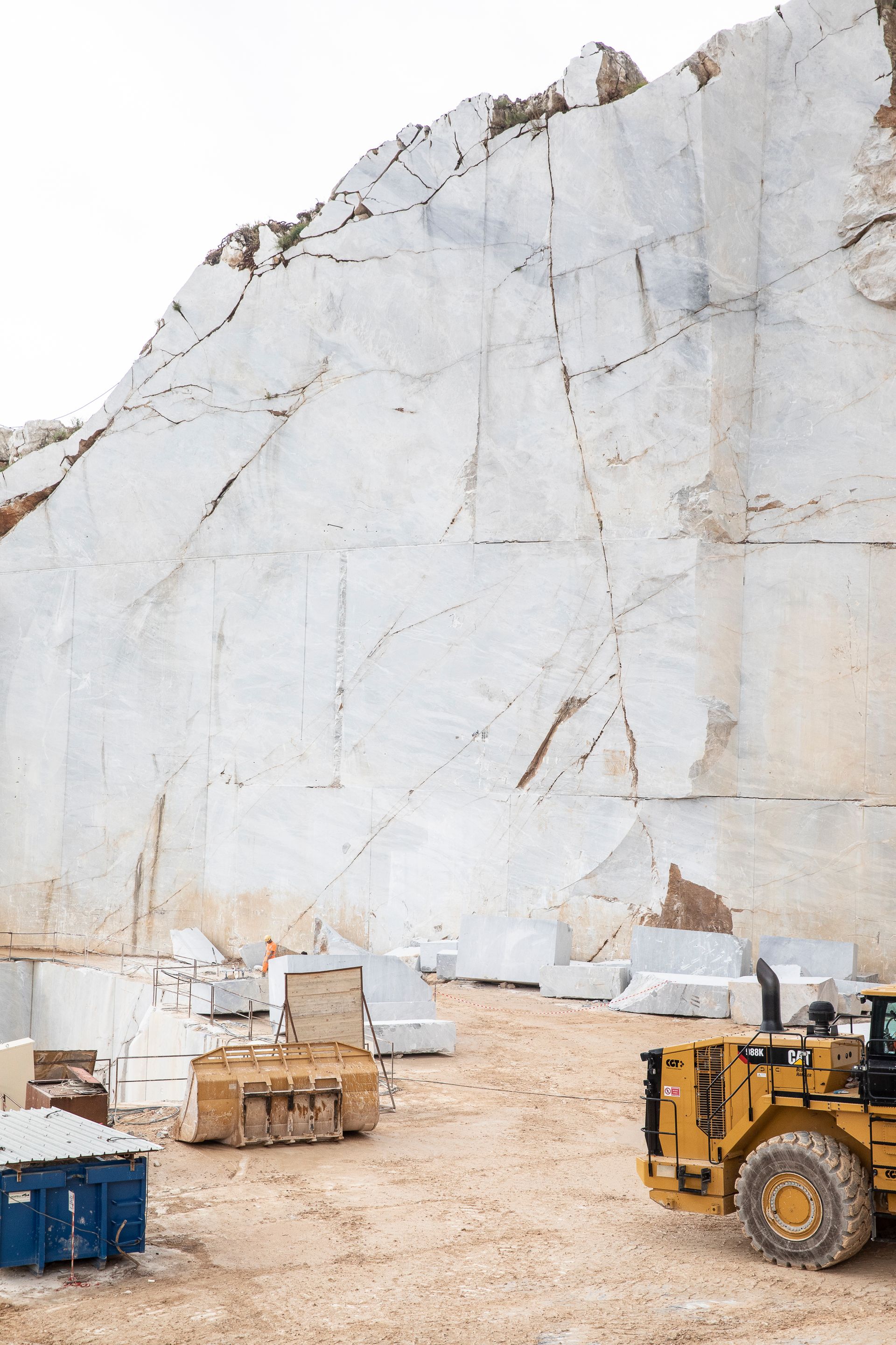 Visita in cava di marmo di Carrara, Toscana, selezione materiali e lastre. Officina Magisafi architettura design - estrazione marmo