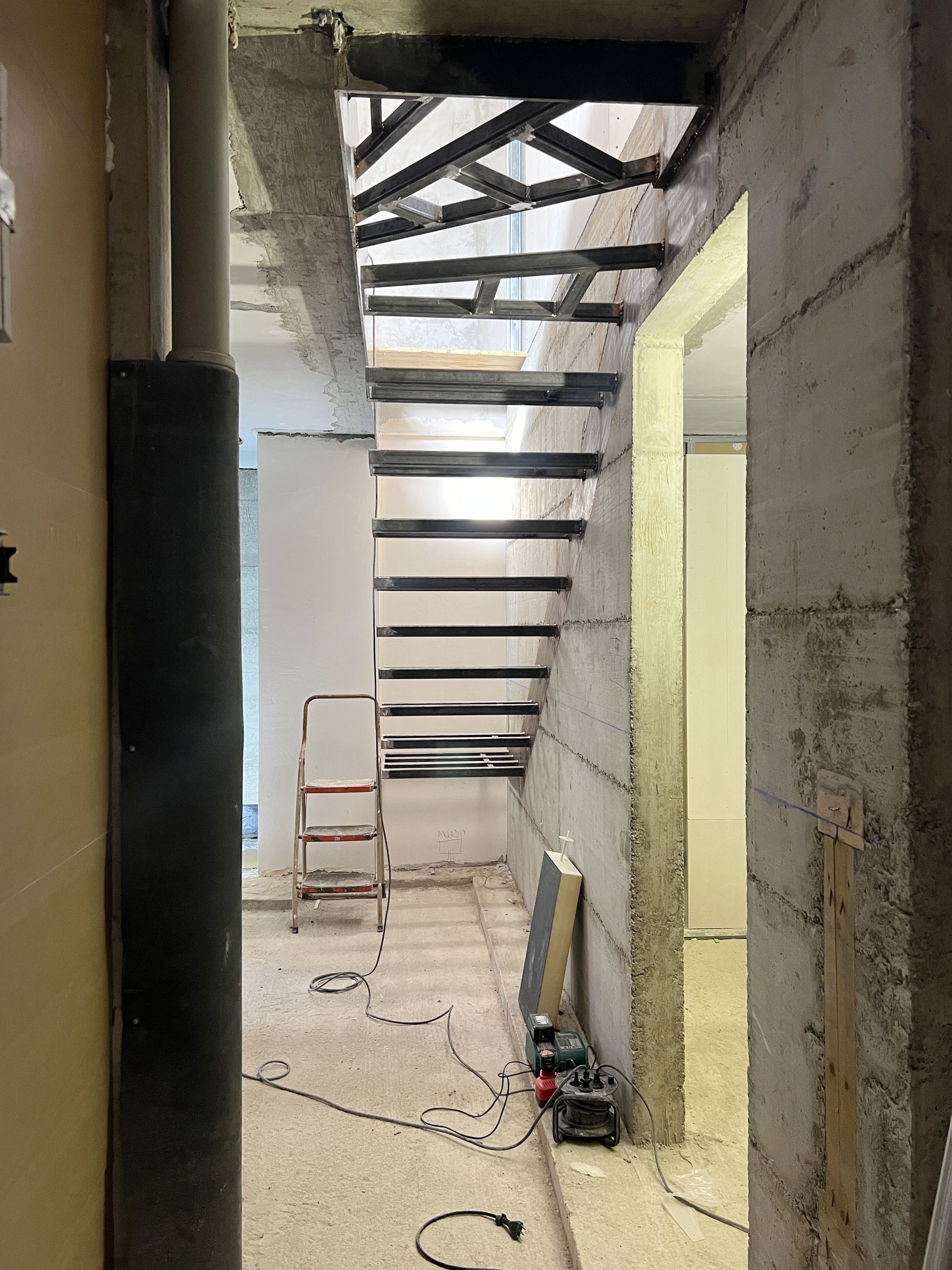 Progetto interior design, ristrutturazione appartamento, corpo scala, open space, isola cucina, Bergamo, Milano, Lago di Como, Londra, New York, Parigi, Gstaad
