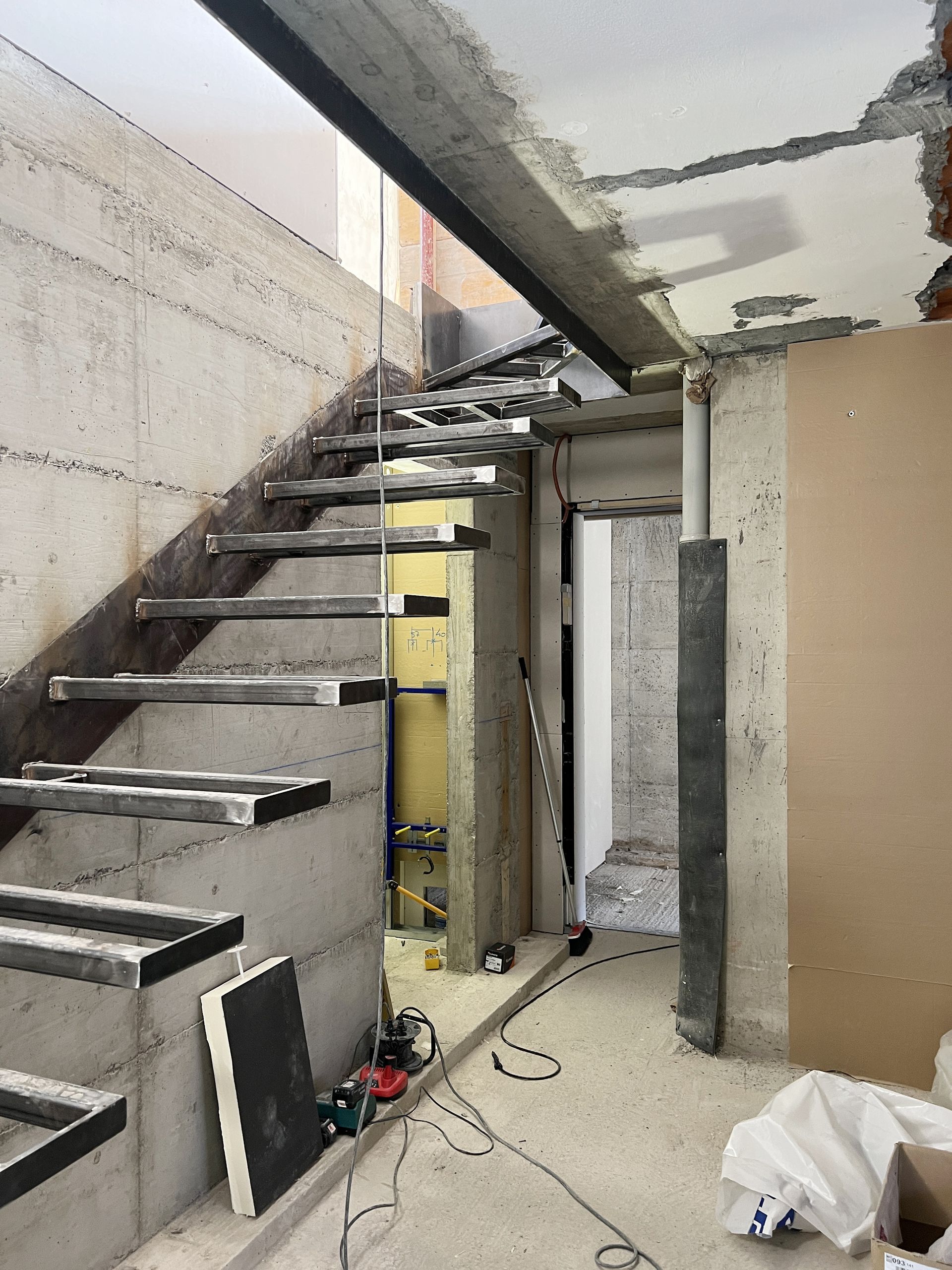 Progetto interior design, ristrutturazione appartamento, corpo scala, open space, isola cucina, Bergamo, Milano, Lago di Como, Londra, New York, Parigi, Gstaad