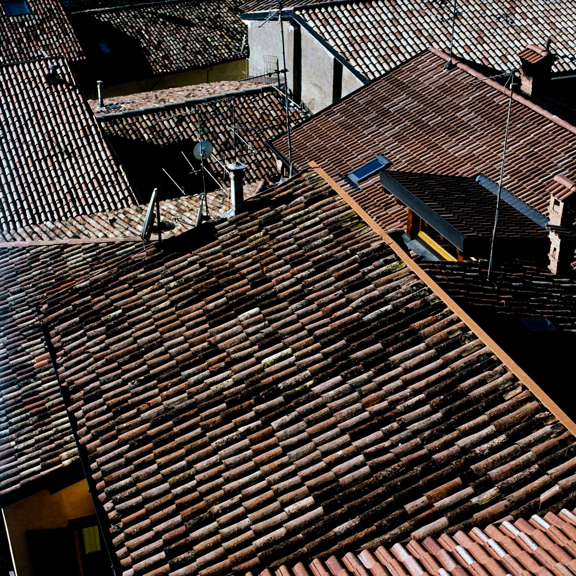 roofs in Italy. street photo by Mariano Herrera