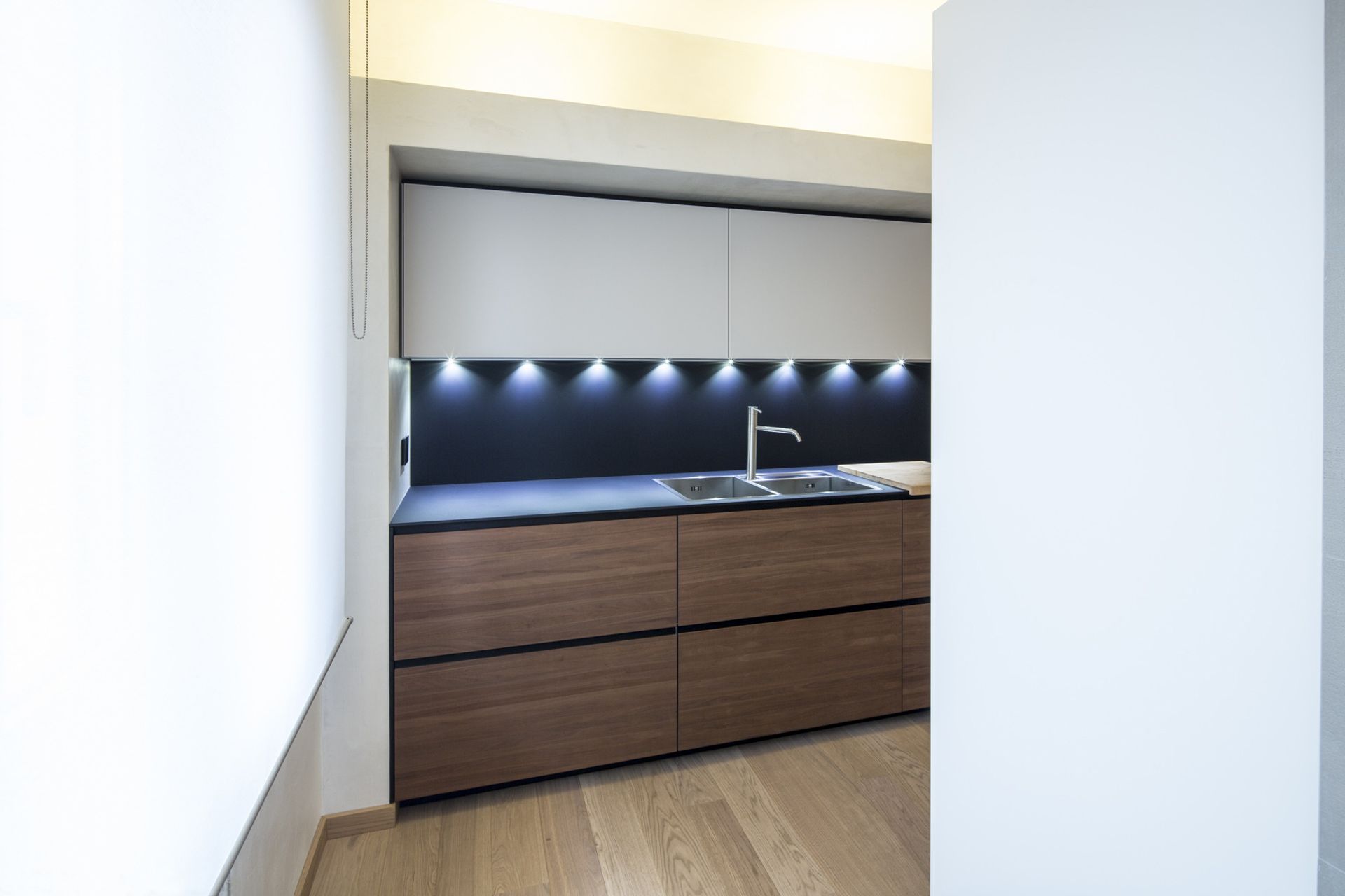 progetto ristrutturazione appartamento in provincia di Bergamo, illuminazione, cura dei materiali e disegno su misura arredi - dettaglio cucina