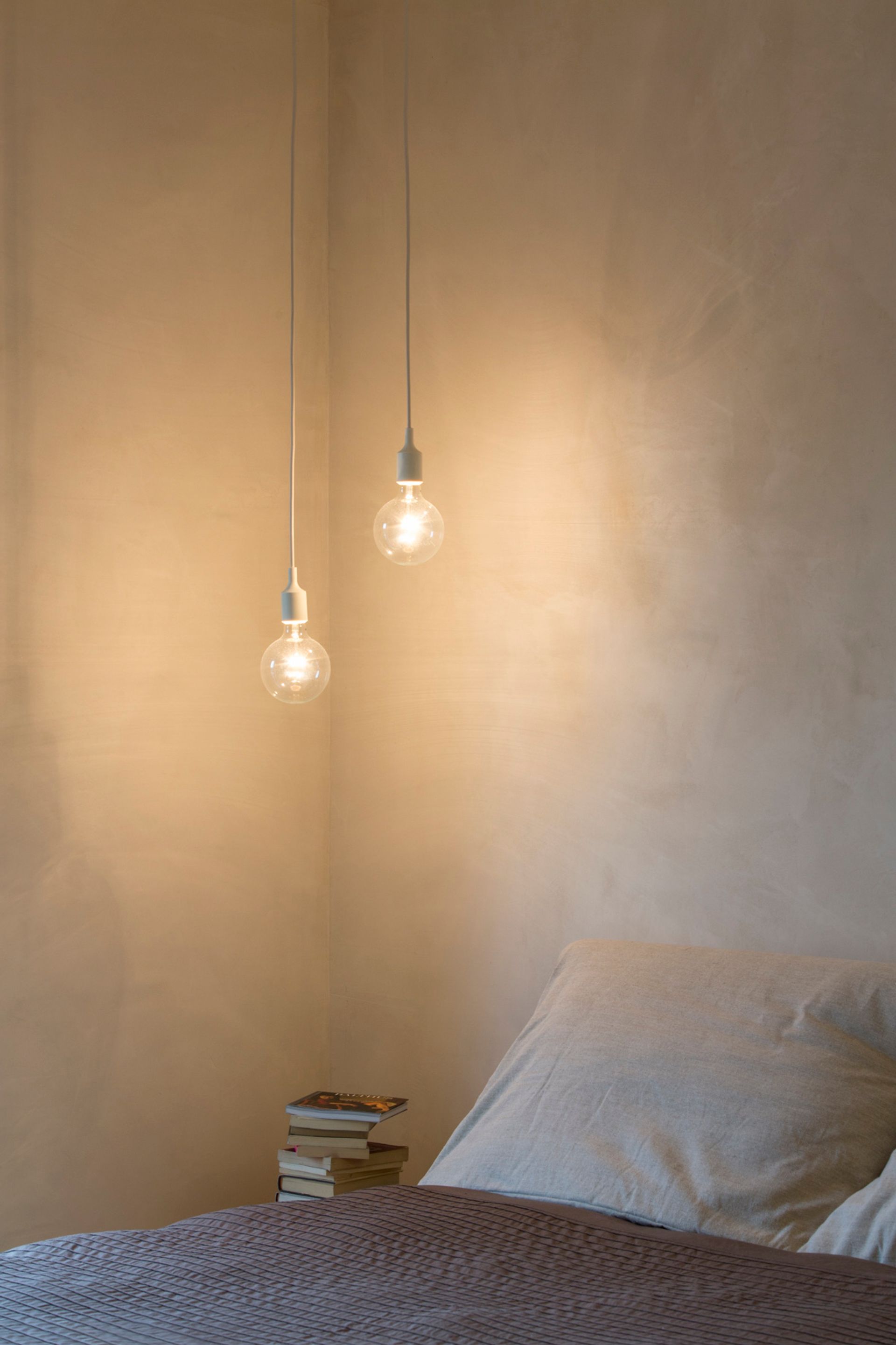 progetto ristrutturazione appartamento in provincia di Bergamo, illuminazione, cura dei materiali e disegno su misura arredi - camera da letto