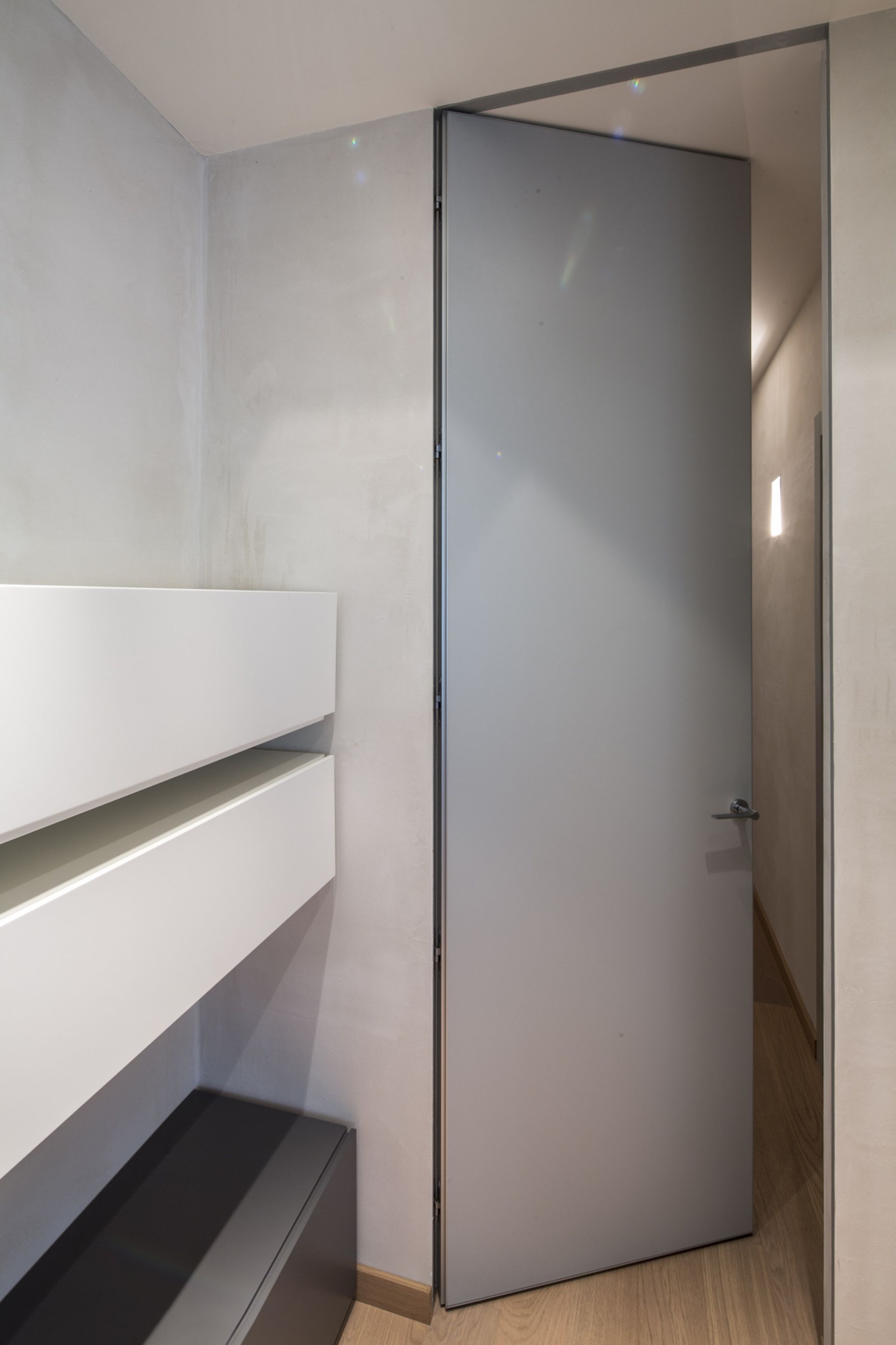 progetto ristrutturazione appartamento in provincia di Bergamo, illuminazione, cura dei materiali e disegno su misura arredi - porta bagno