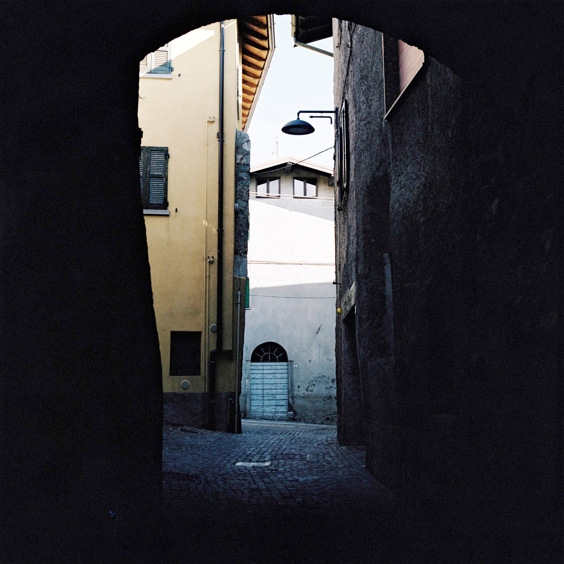 strada di paese in Italia. street photo by Mariano Herrera
