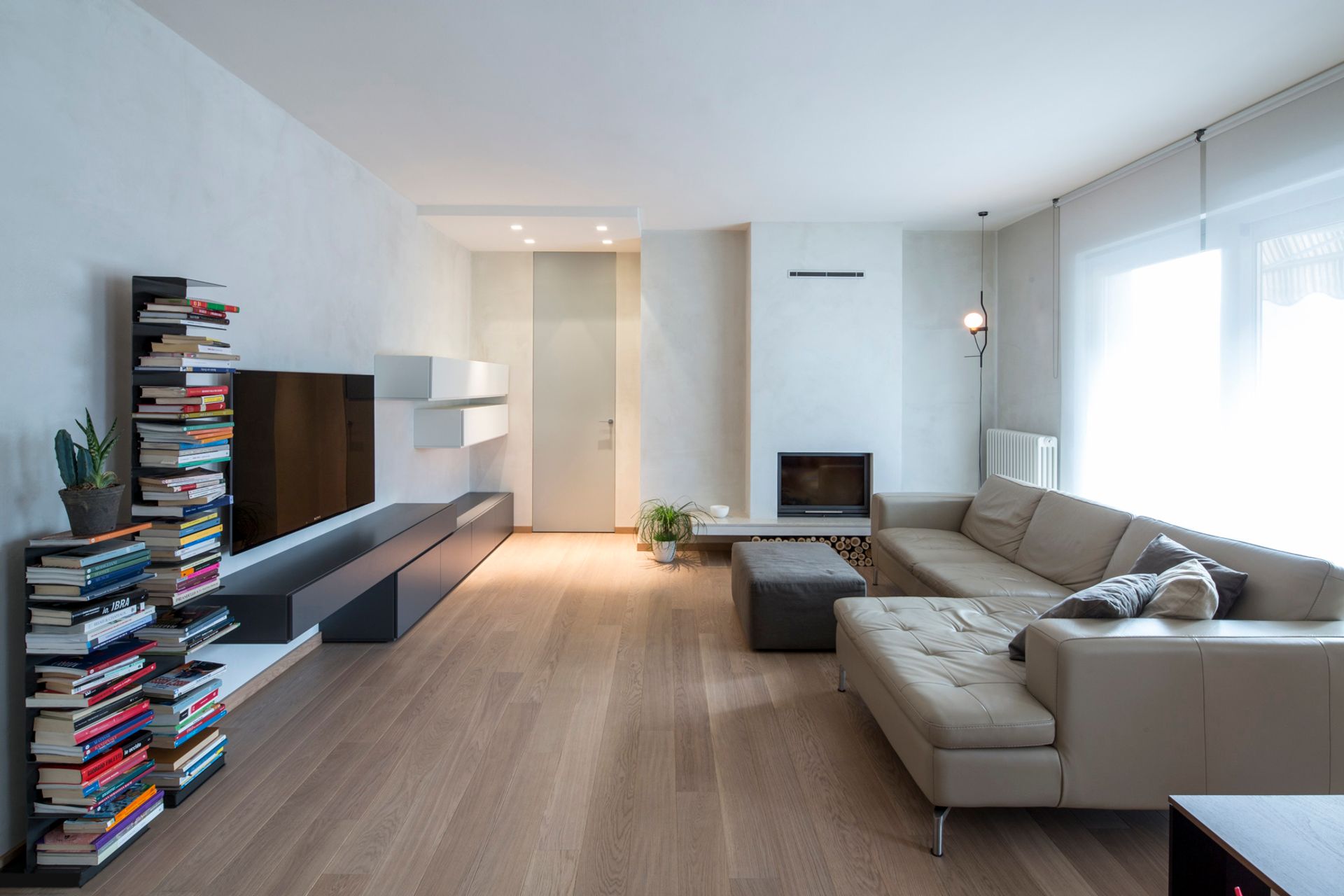 progetto ristrutturazione appartamento in provincia di Bergamo, illuminazione, cura dei materiali e disegno su misura arredi - vista living