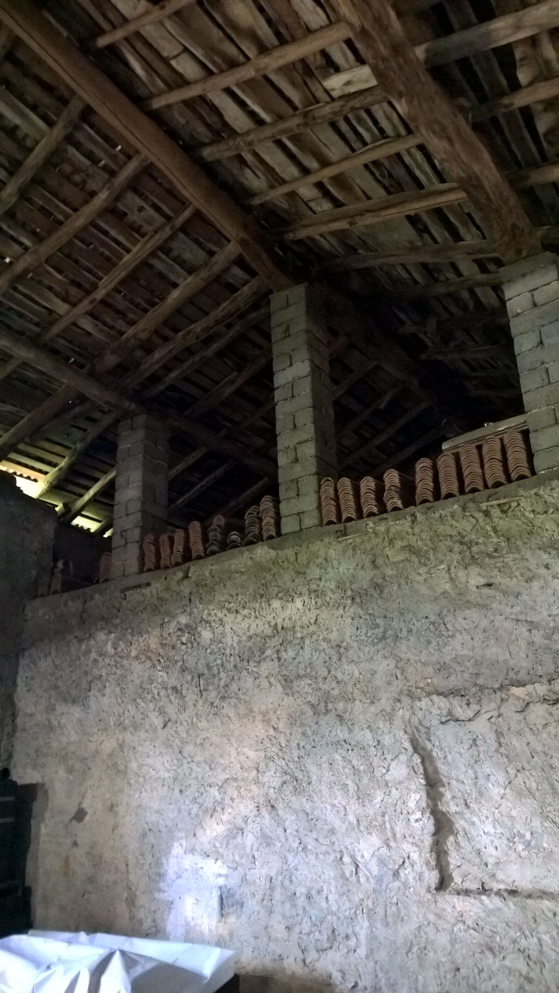 Progetto di ristrutturazione di un casolare adibito a stalla e fienile, casa rurale provincia di Bergamo. Officina Magisafi architettura design - dettaglio tetto attuale