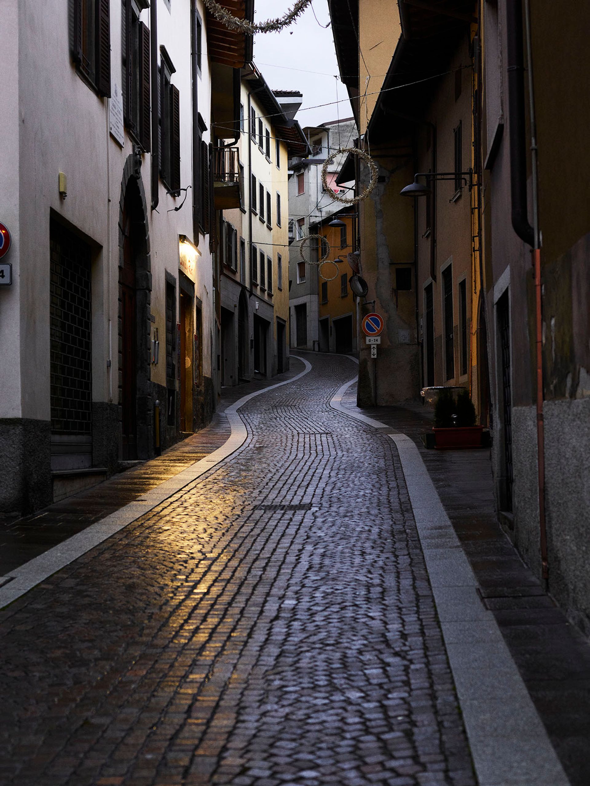 vicolo di paese in Italia. street photo by Mariano Herrera