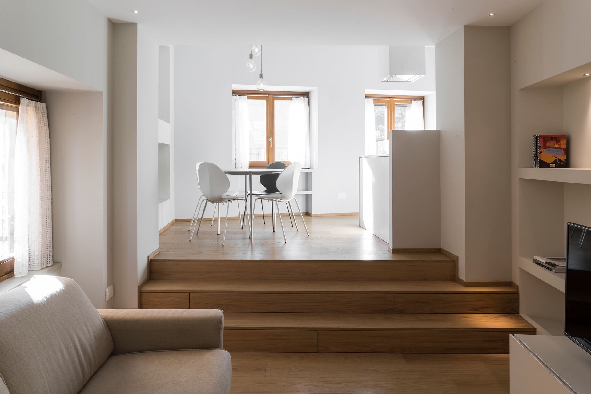 progetto ristrutturazione appartamento open space in edificio storico, sistema di scale con armadiature e cassetti a scomparsa. designer Claudio Acquaviva architetto Debora Bordogni - armadiature chiuse
