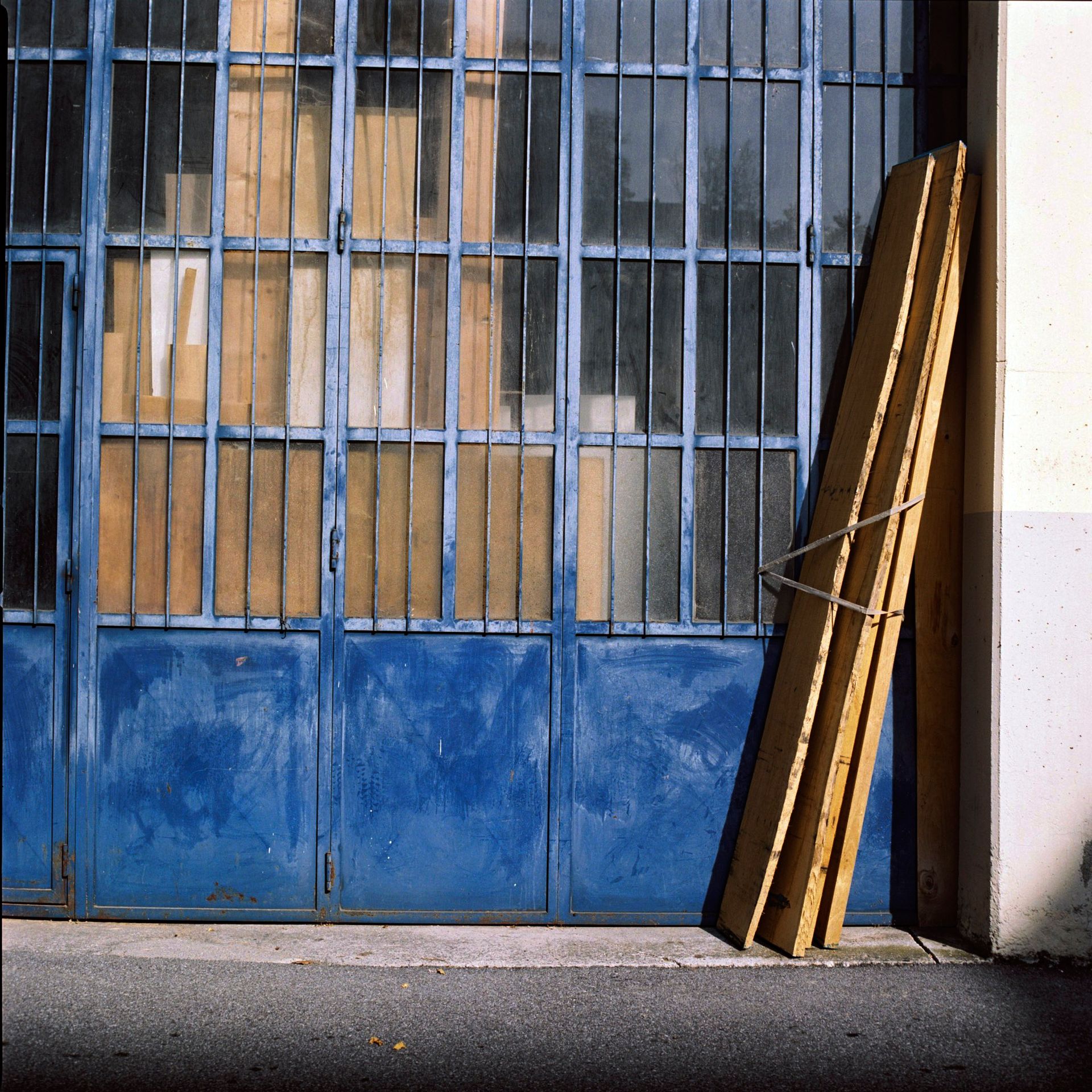 legno materiali. street photo by Mariano Herrera