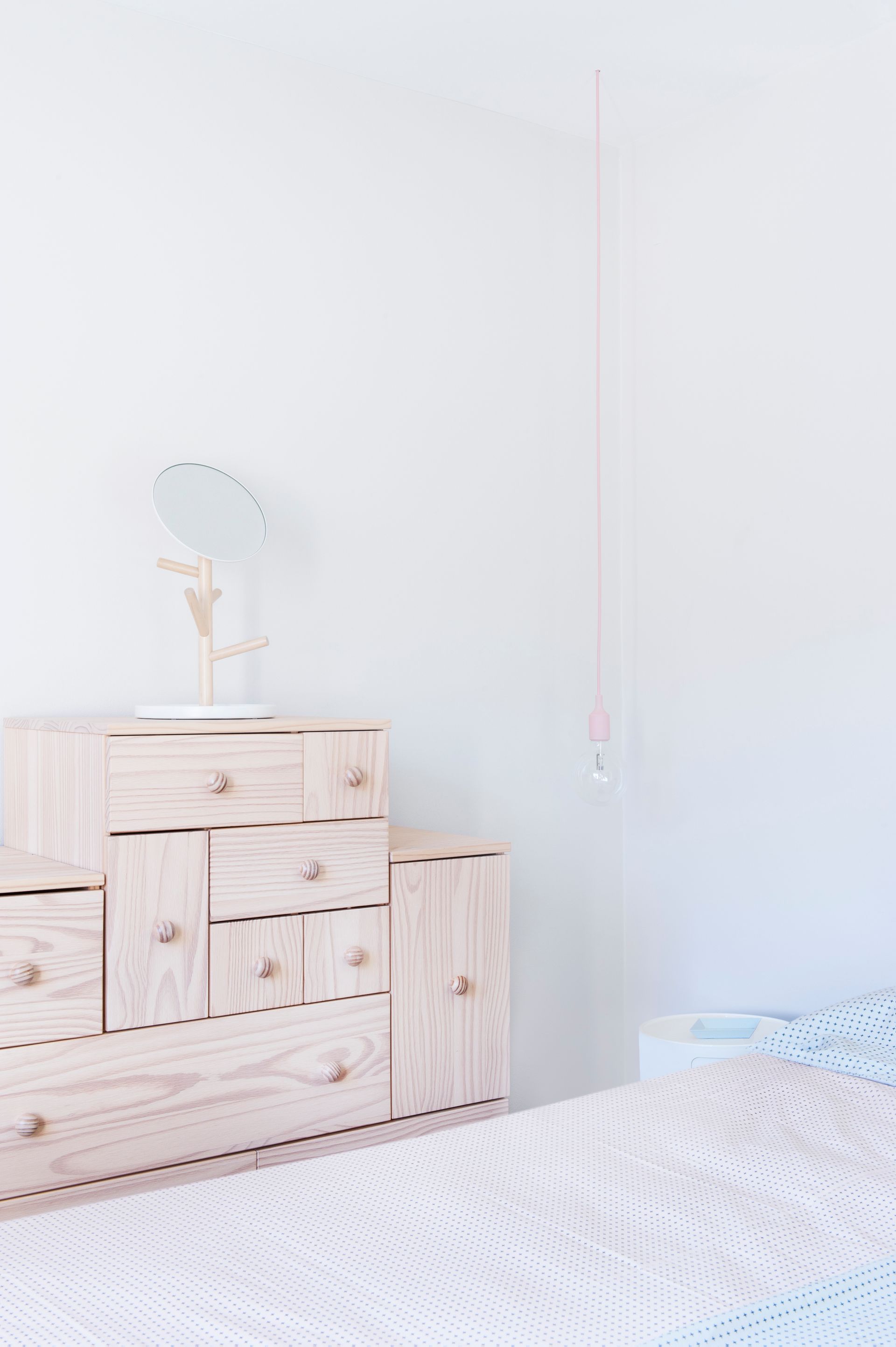 progetto ristrutturazione interni, appartamento in edificio anni ’70 con cucina su misura, boiserie e porta a bilico. designer Claudio Acquaviva, architetto Debora Bordogni, Officina Magisafi architettura design - cantiere cucina