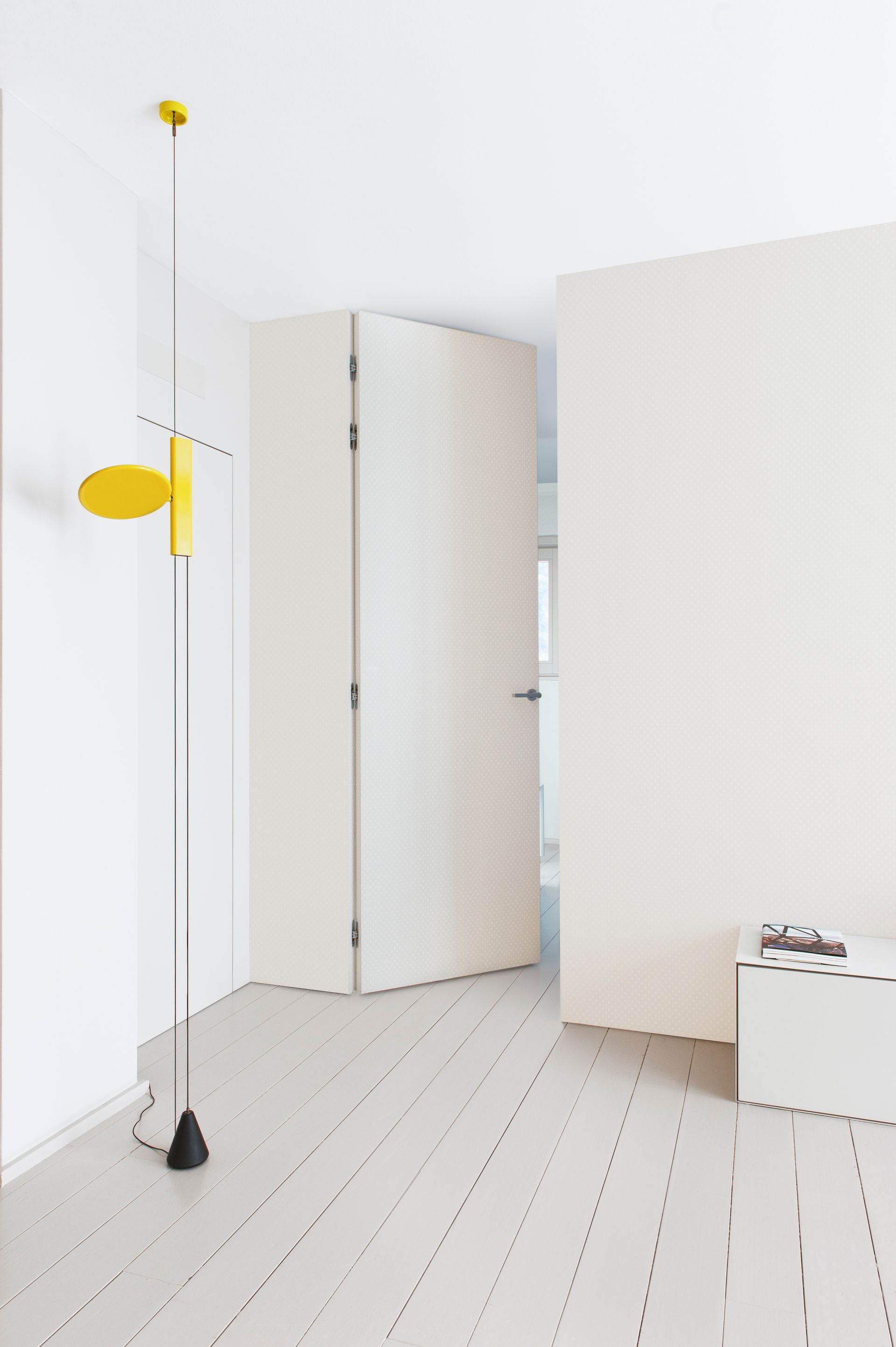 progetto ristrutturazione interni, appartamento in edificio anni ’70 con cucina su misura, boiserie e porta a bilico. designer Claudio Acquaviva, architetto Debora Bordogni, Officina Magisafi architettura design - dettaglio cucina