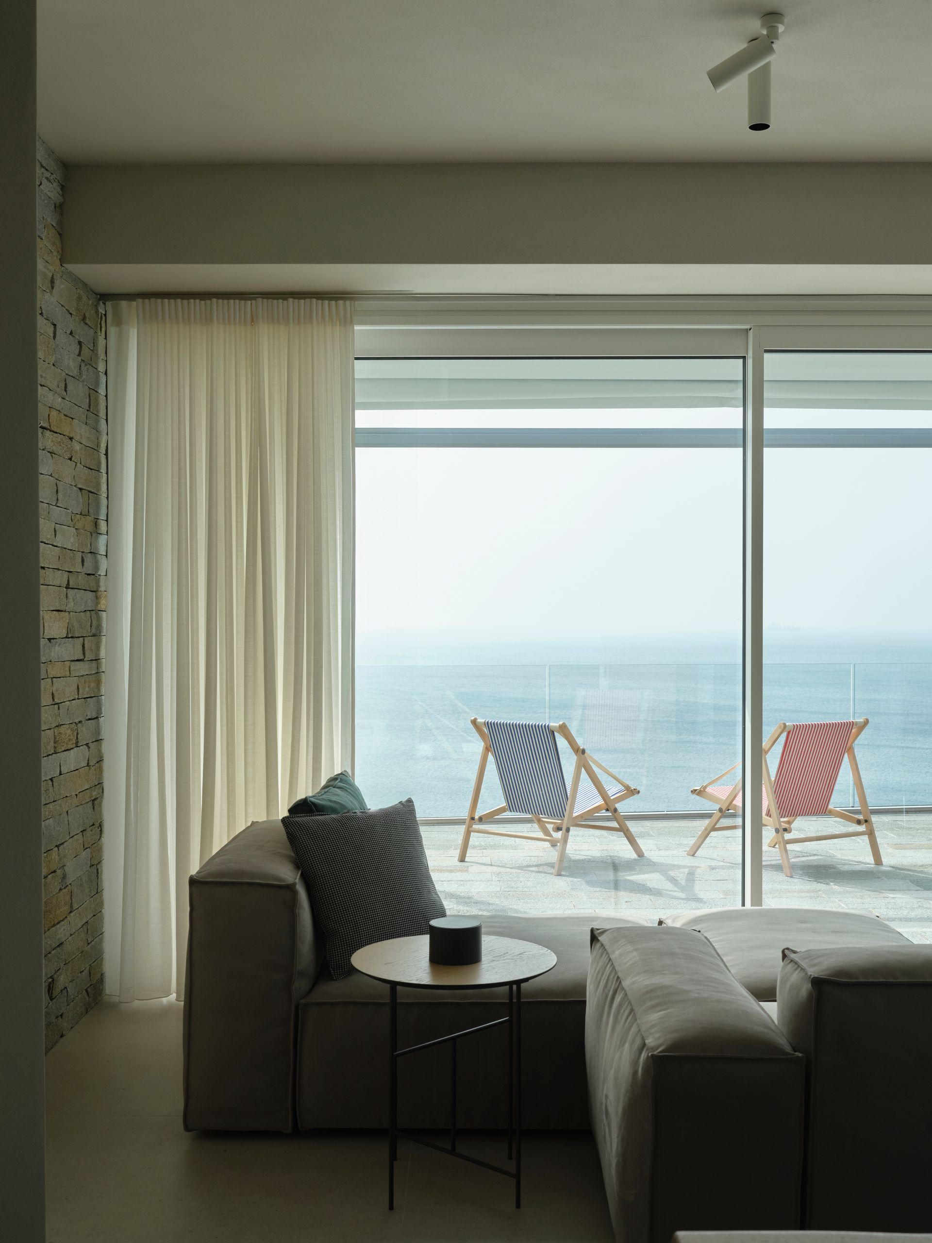 Progetto casa al mare, casa vacanze, arredo tailor made, boiserie in legno di cedro, Forte dei Marmi, Miami, Costa Azzurra, Cinque Terre, Adriatico. Officina Magisafi architettura design - render dettaglio camera da letto