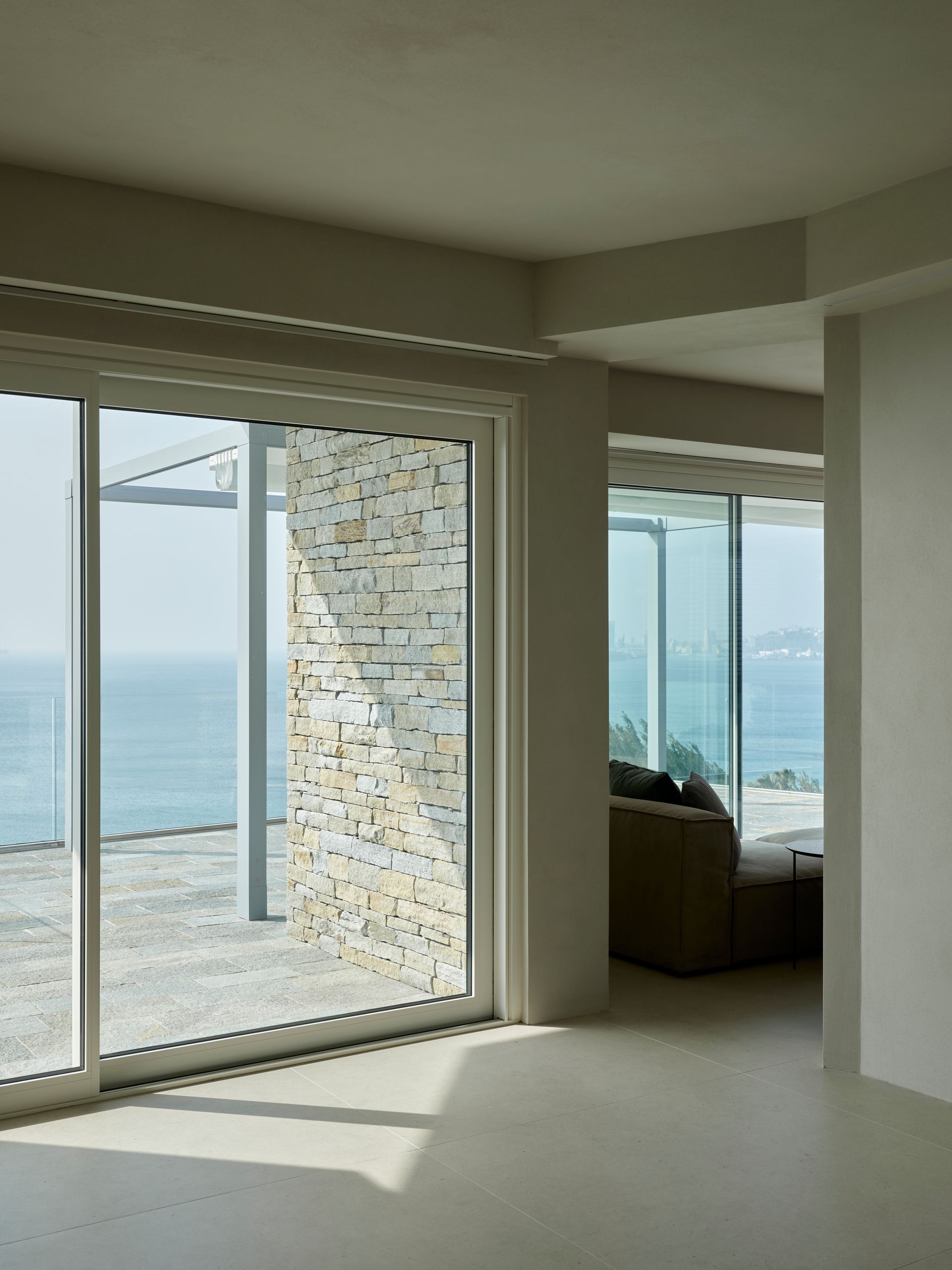 Progetto casa al mare, casa vacanze, arredo tailor made, boiserie in legno di cedro, Forte dei Marmi, Miami, Costa Azzurra, Cinque Terre, Adriatico. Officina Magisafi architettura design - render tavolo