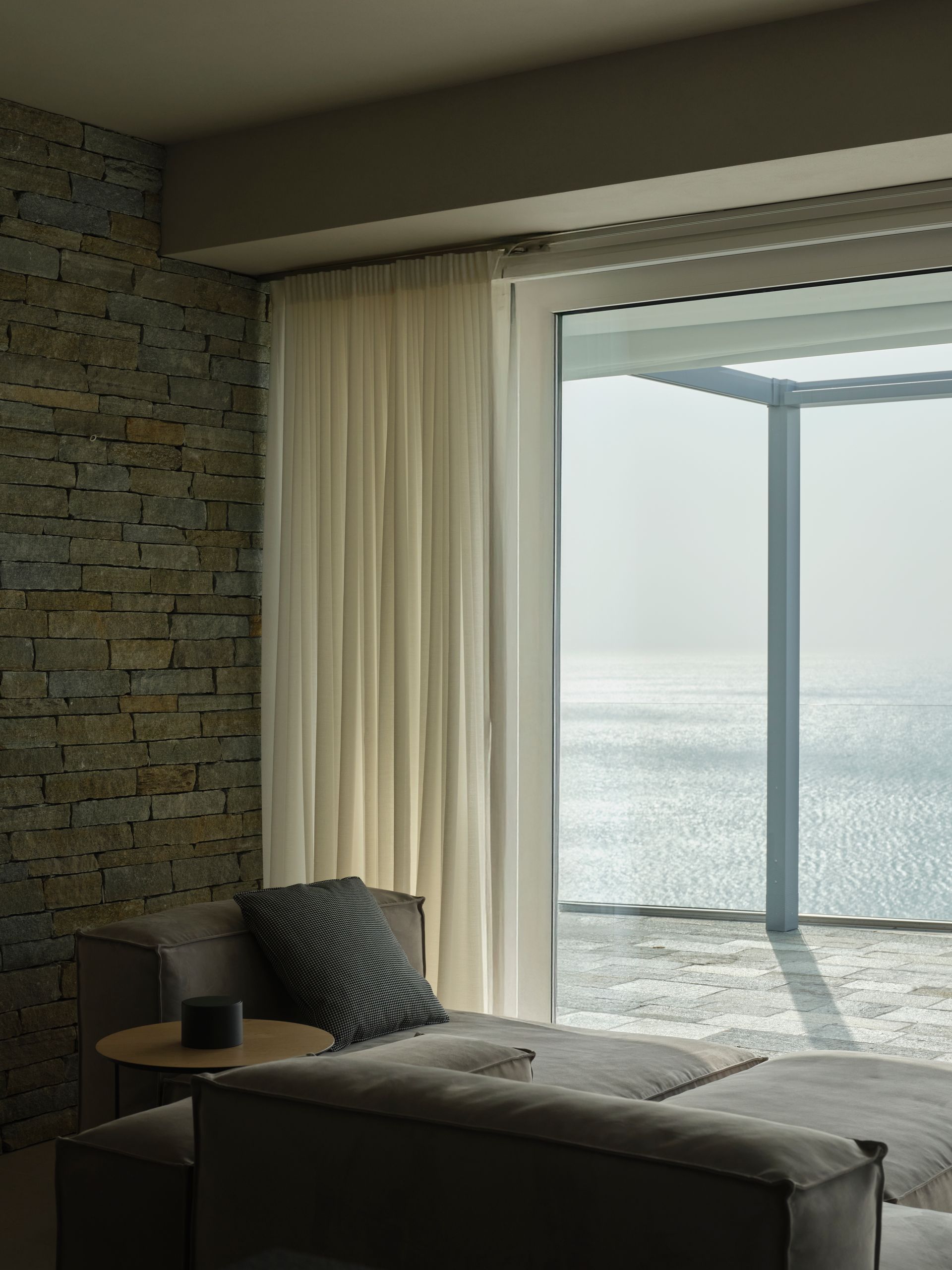 Progetto casa al mare, casa vacanze, arredo tailor made, boiserie in legno di cedro, Forte dei Marmi, Miami, Costa Azzurra, Cinque Terre, Adriatico. Officina Magisafi architettura design - render living