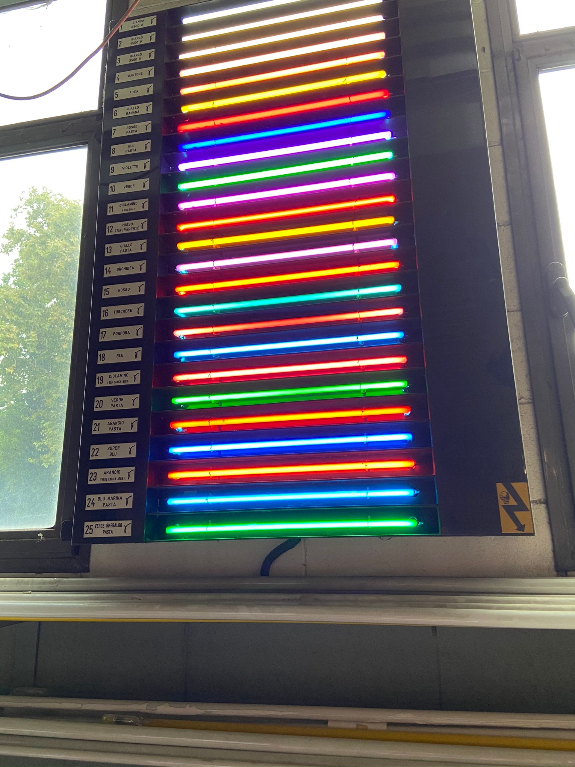 Luci neon su misura, gestione artigiani Bergamo, Milano, Brescia. Officina Magisafi architettura design - foto 3
