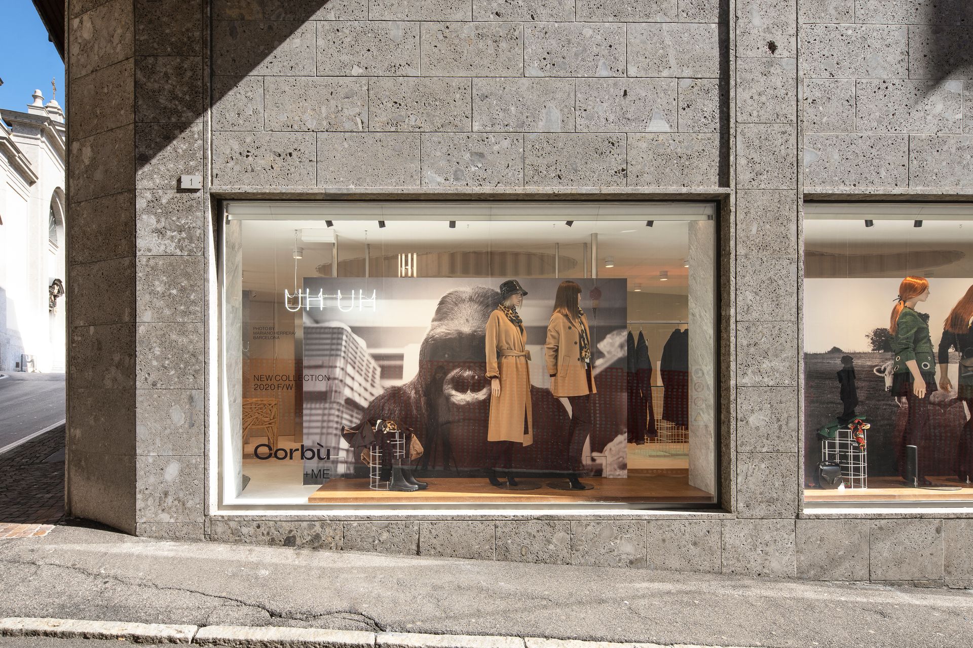 Progetto interior design, ristrutturazione e rebranding di boutique Corbù +ME moda lusso Bergamo, Milano, Lago di Como, Londra, New York, Parigi. Officina Magisafi - vetrina gorilla