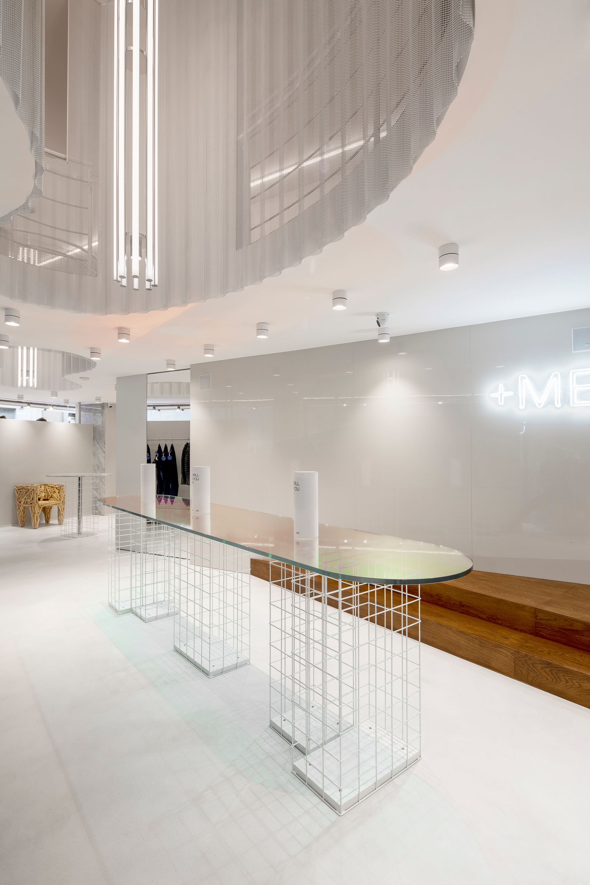 Interior design project, boutique remodeling and rebranding luxury fashion clothing Bergamo, Milan, Lake Como, London, New York, Paris. Officina Magisafi architecture design - central table