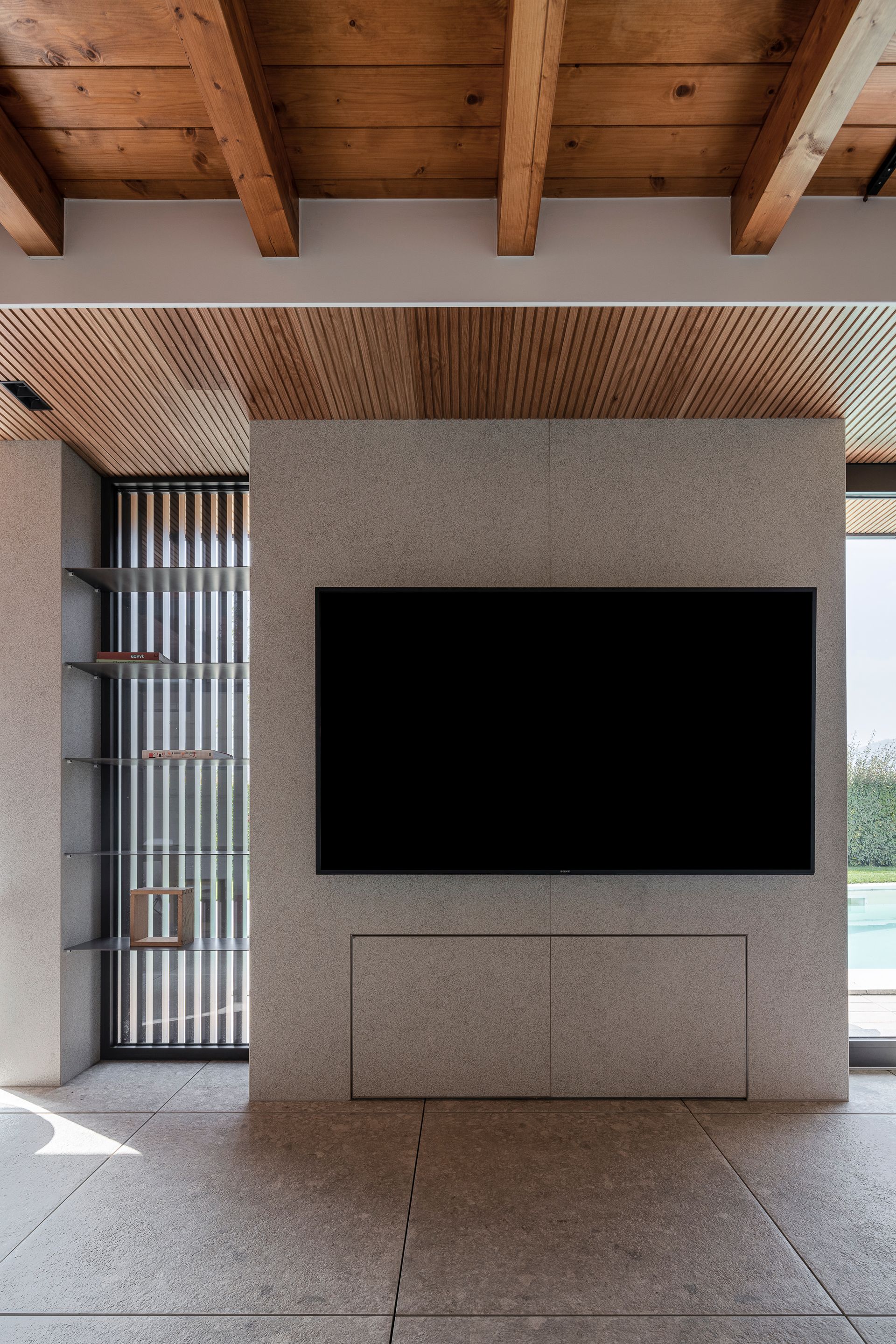 Outdoor project with swimming pool, continous glass window flush with the floor, orobie, panoramic view. Officina Magisafi architecture design - closing system detail