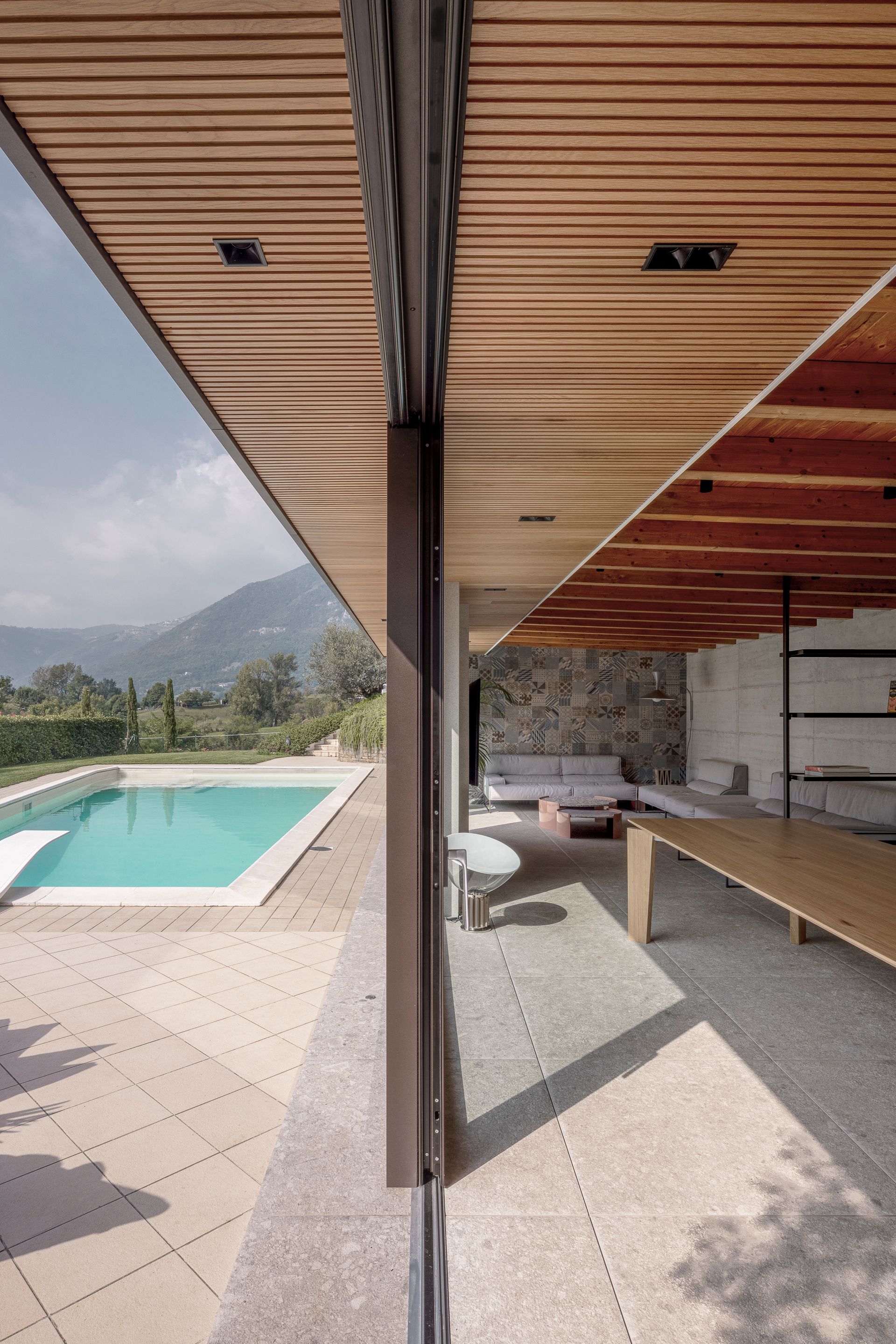 Progetto esterni con piscina, vetrate continue filo pavimento orobie vista panoramica. Officina Magisafi architettura design - dentro fuori