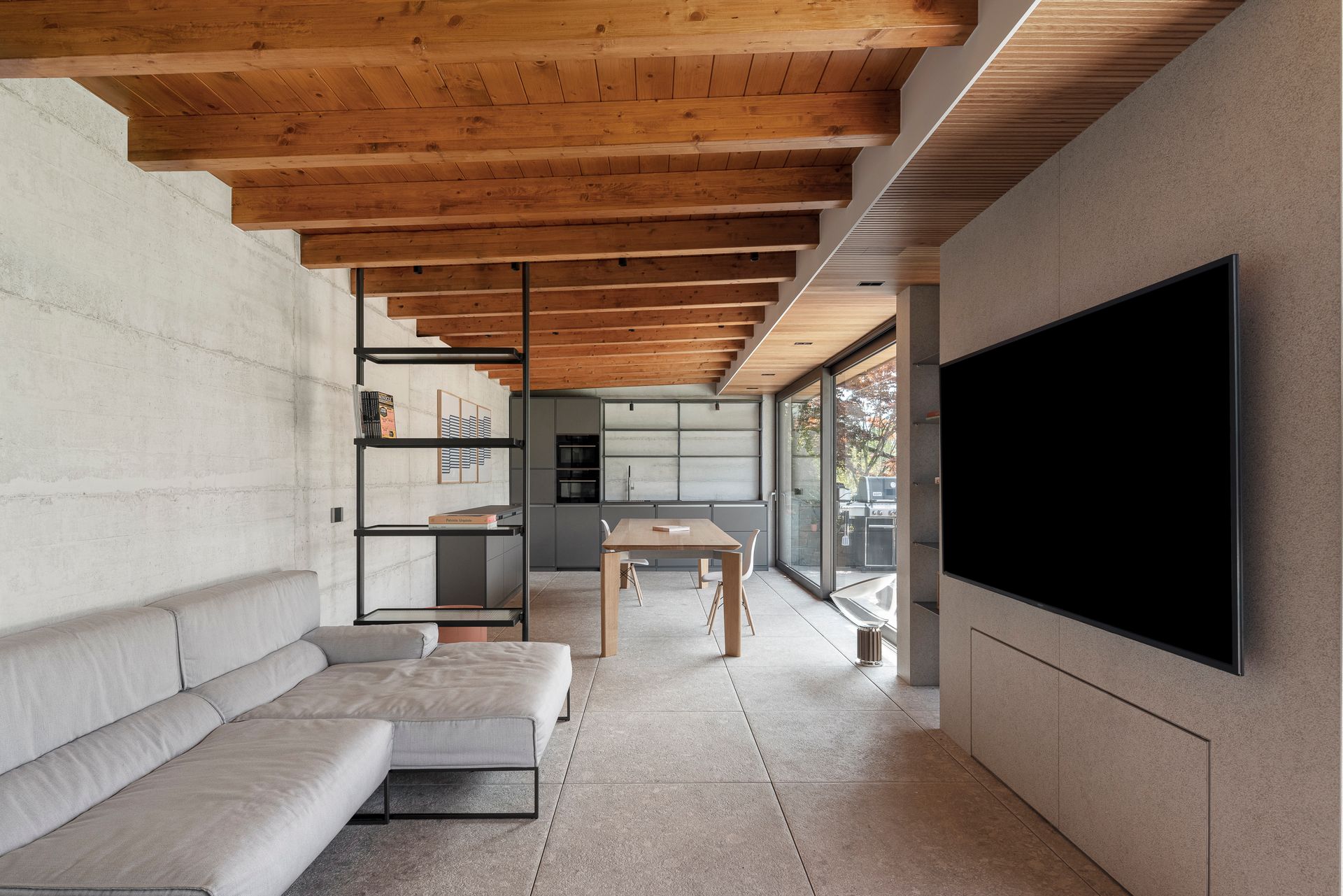 Progetto esterni con piscina, vetrate continue filo pavimento orobie vista panoramica. Officina Magisafi architettura design - dentro fuori