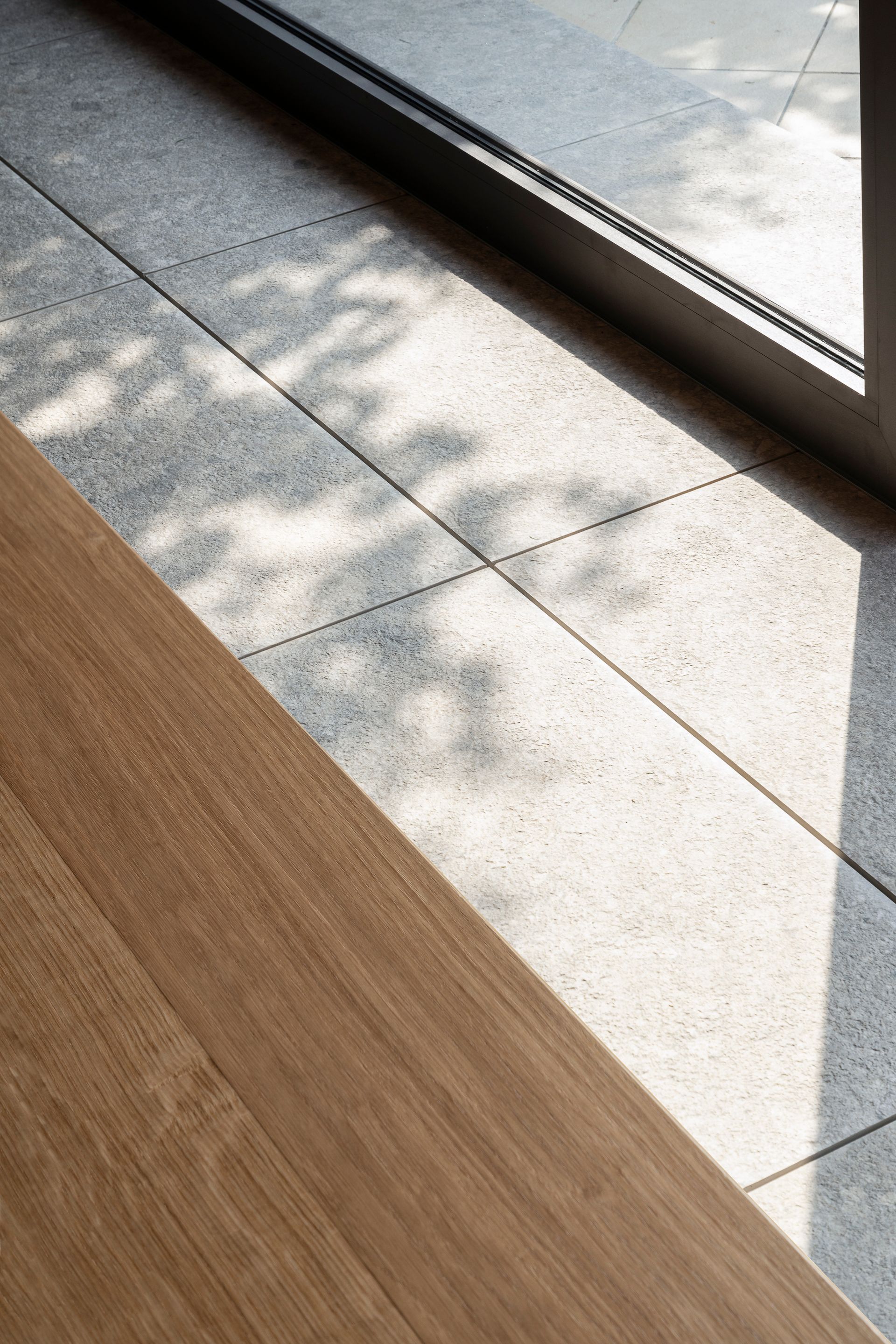 Outdoor project with swimming pool, continous glass window flush with the floor, orobie, panoramic view. Officina Magisafi architecture design - dining table detail