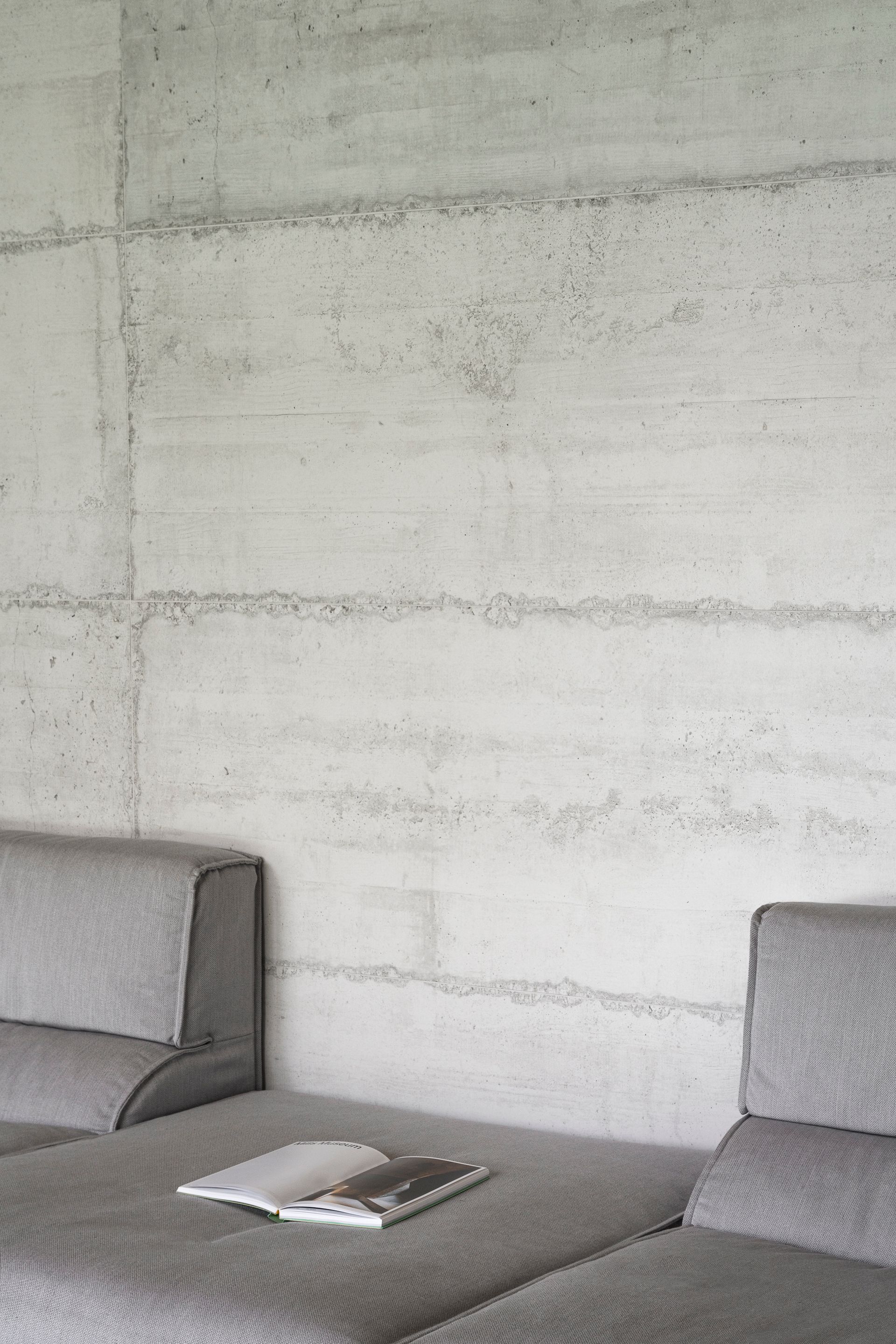 Progetto esterni con piscina, vetrate continue filo pavimento orobie vista panoramica. Officina Magisafi architettura design - dettaglio rivestimento ceramico