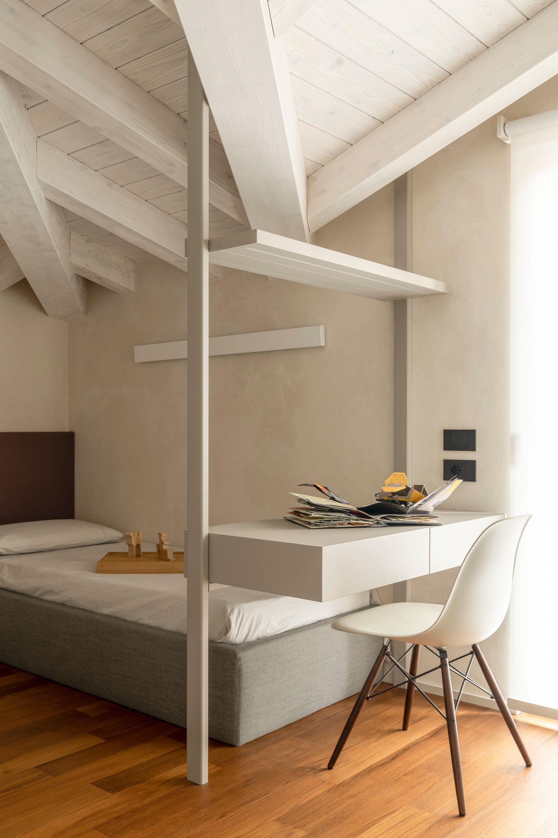 progetto interior design, ristrutturazione sottotetto attico terrazzo con vista Bergamo, Milano, Lago di Como, Londra, New York, Parigi, Gstaad. Officina Magisafi architettura design - sottotetto