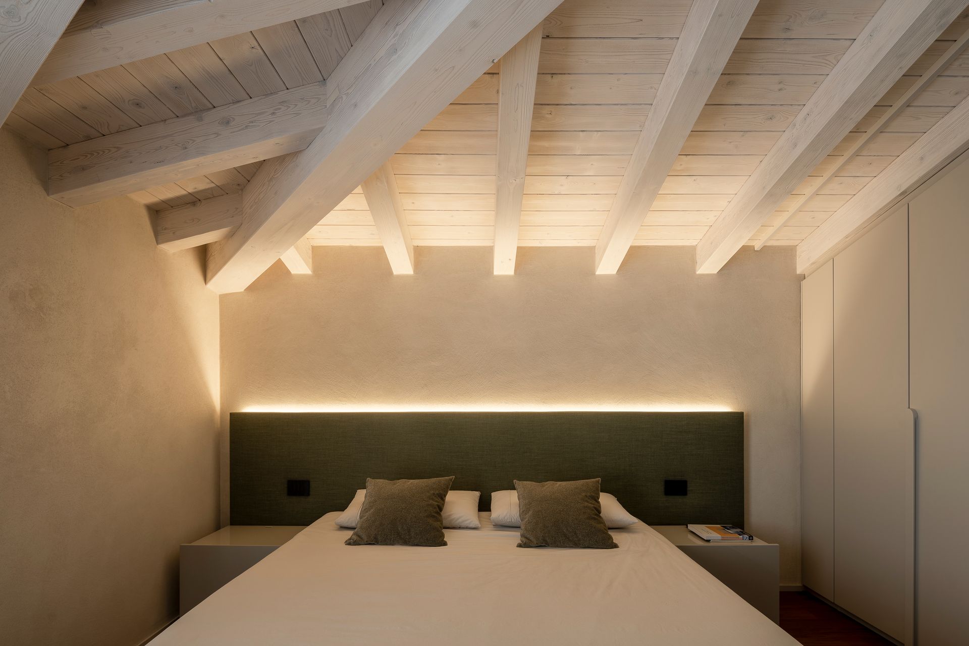 Interior design project, attic renovation with terrace with a view Bergamo, Milan, Lake Como, London, New York, Paris, Gstaad. Officina Magisafi architecture design - bedroom lighting