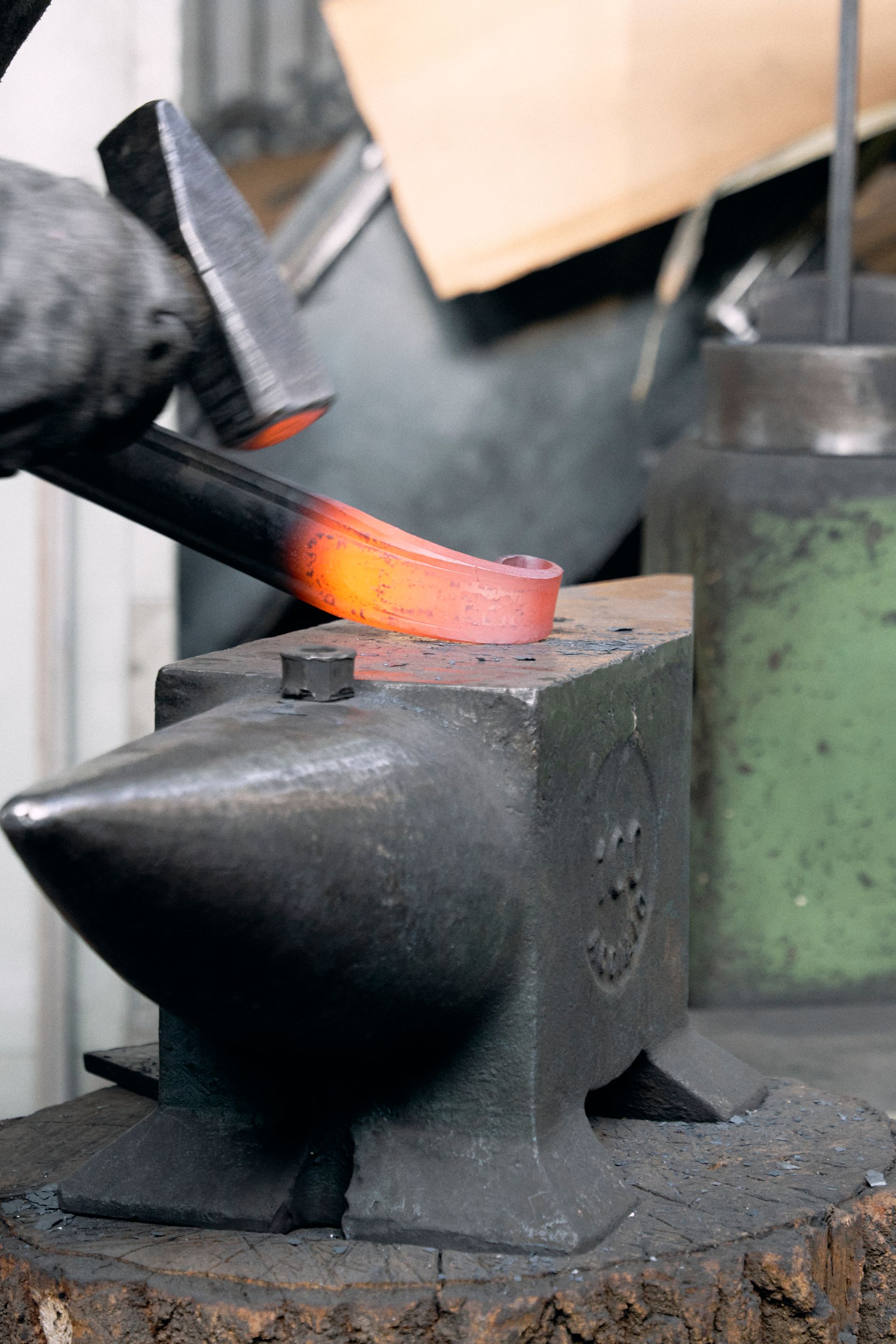 officina magisafi fabbro lavorazione del ferro metallo acciaio struttura metallica carpenteria su misura